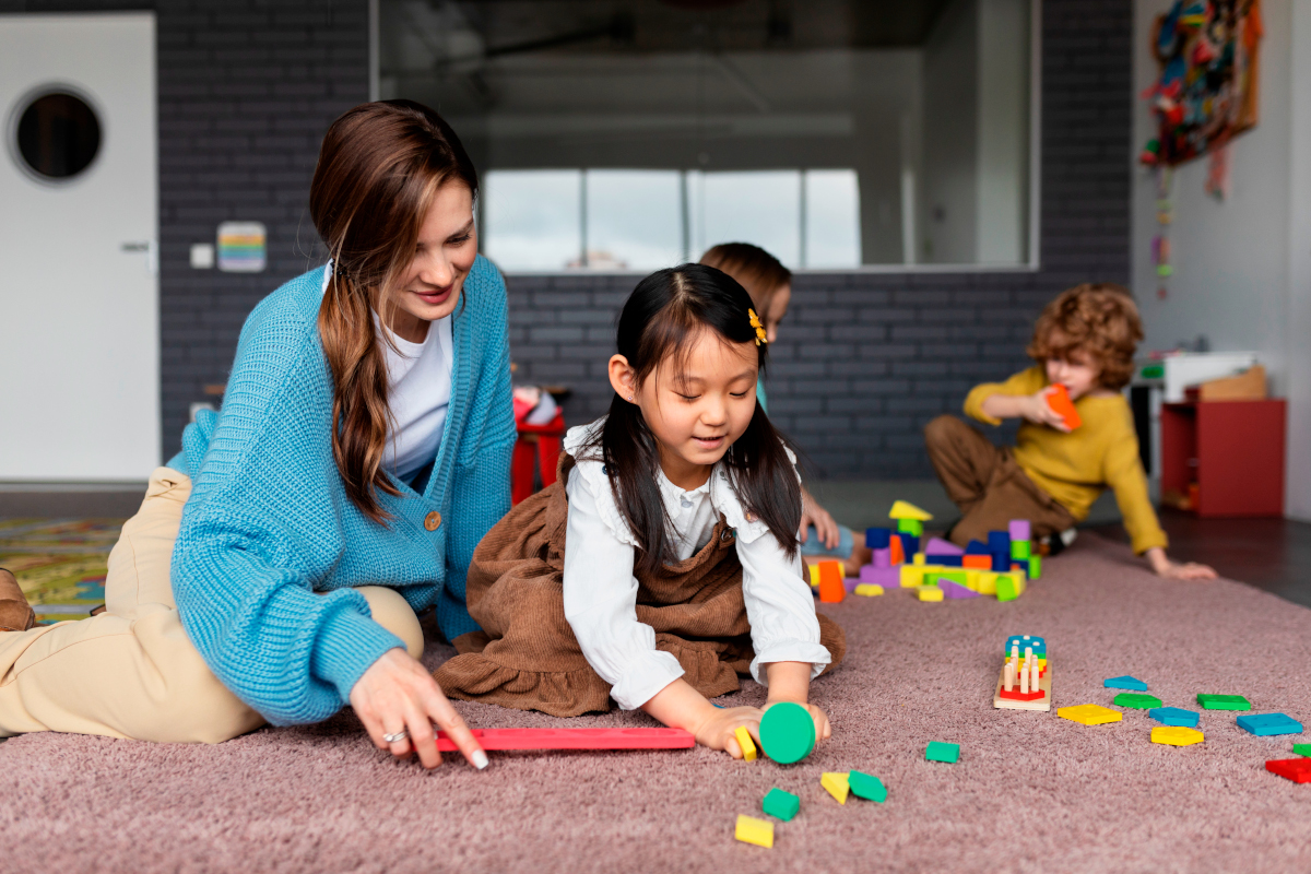 Assistante maternelle ou crèche : le comparatif coût et qualité qui vous aide à trancher