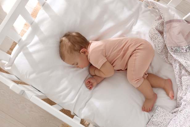 Bébé qui dort profondément