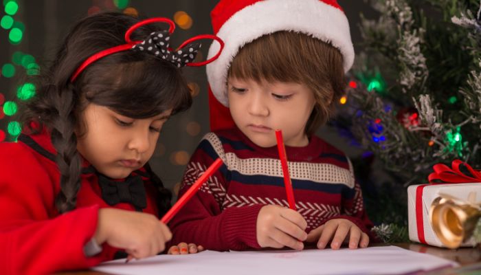 enfant qui écrit une lettre au père noël