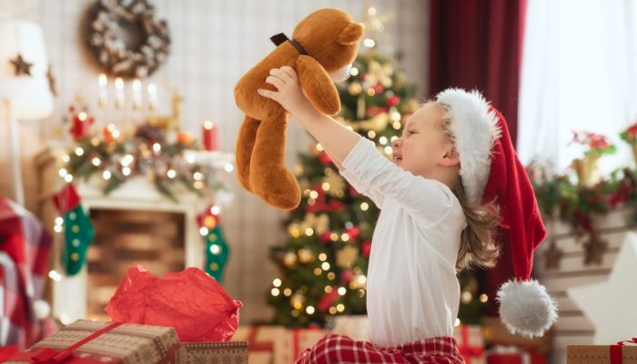 enfant qui découvre un cadeau de noël