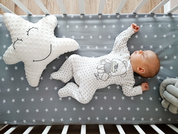Bébé qui dort dans son berceau