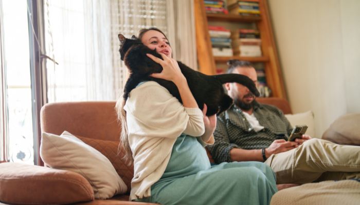 femme enceinte avec un chat noir femme enceinte avec un chat noir