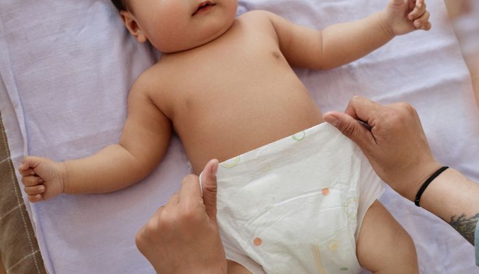 bébé avec une couche bébé avec une couche