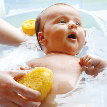 Le bain de bébé, pas à pas - Bébés et Mamans