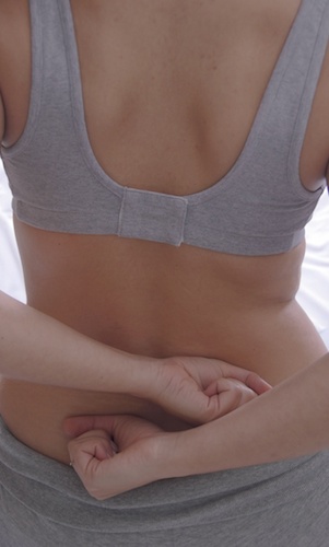 S’auto-masser le dos pendant la grossesse