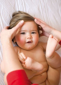 Le massage de bébé pas à pas