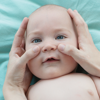 Comment masser la tête de bébé