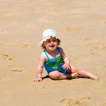 Bébé au soleil : quels dangers et quelles vertus ? 