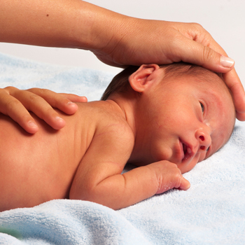 Bébé prématuré, contact peau à peau