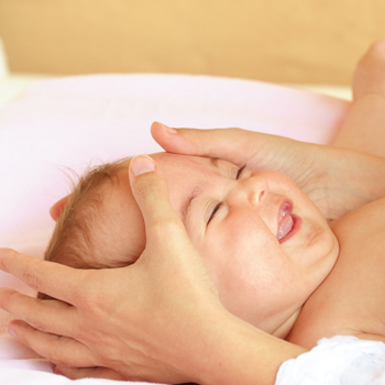 Massage de bébé : le visage