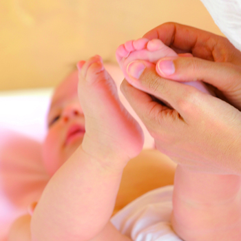 Massage des pieds de bébé