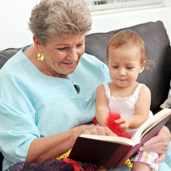 Stimuler bébé: lire des histoires