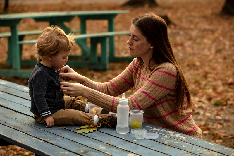 maman qui embrasse son enfant avant l'école