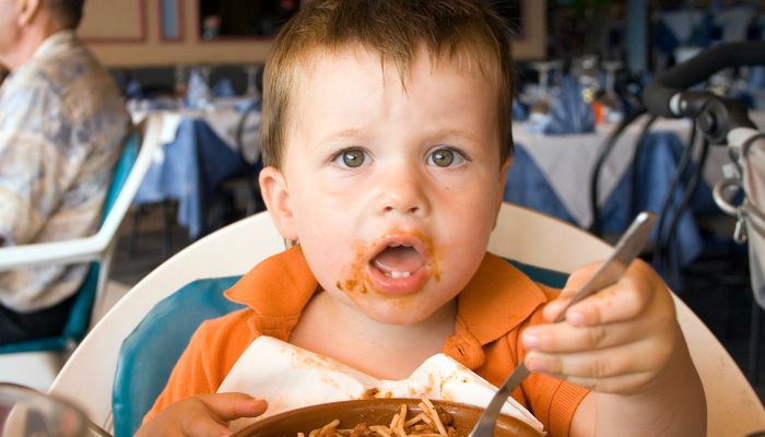enfant au restaurant enfant au restaurant