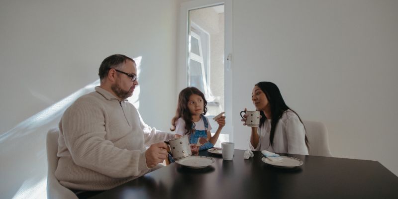 petite fille qui demande à ses parents comment on fait les bébés