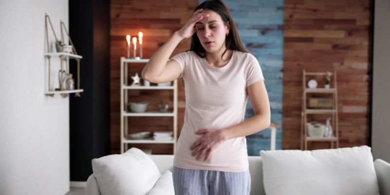 femme enceinte qui a mal au ventre à cause d'une grossesse môlaire