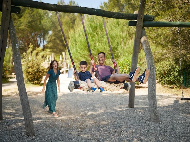 famille qui s'amuse en vacances dans une résidence Pierre et Vacances famille qui s'amuse en vacances dans une résidence Pierre et Vacances