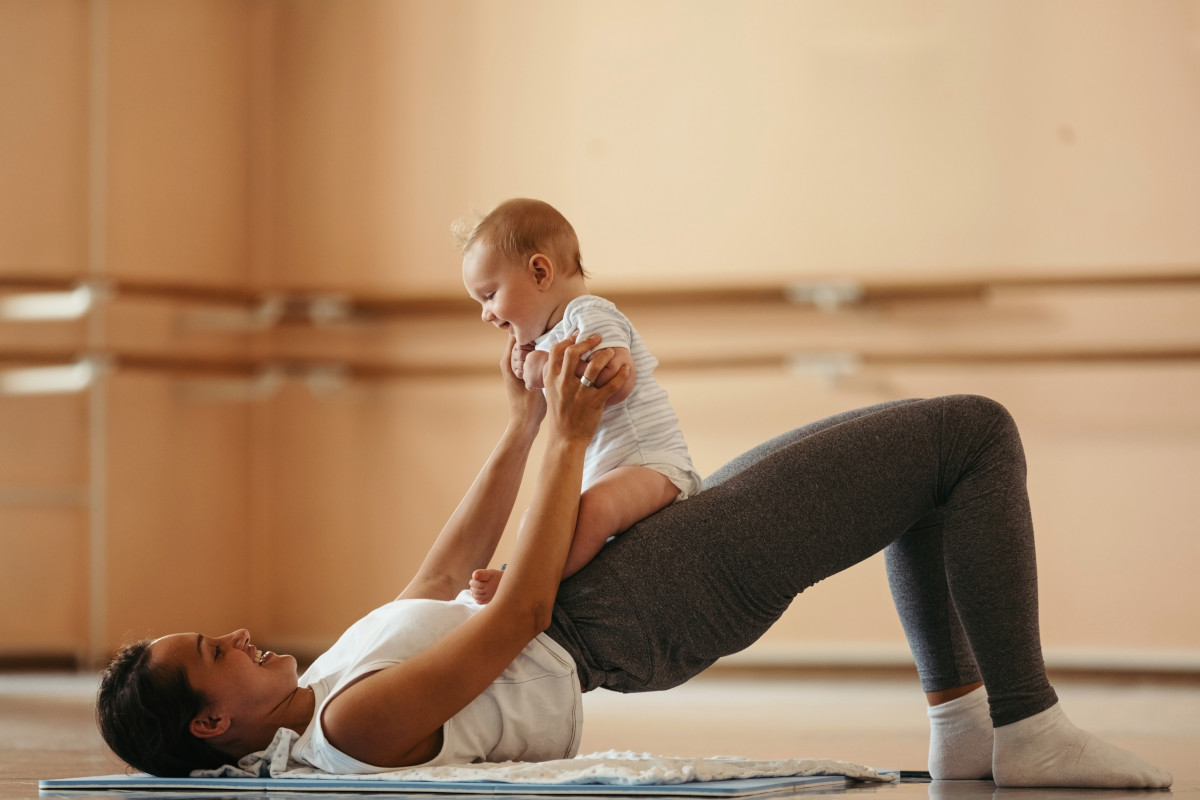Sport post-partum : par où commencer et comment progresser sereinement semaine après semaine ?
