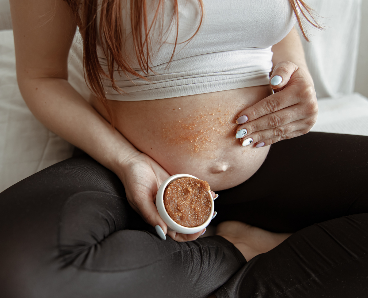 Se faire un gommage enceinte : ce qui est vraiment sûr (et ce qu'il vaut mieux éviter