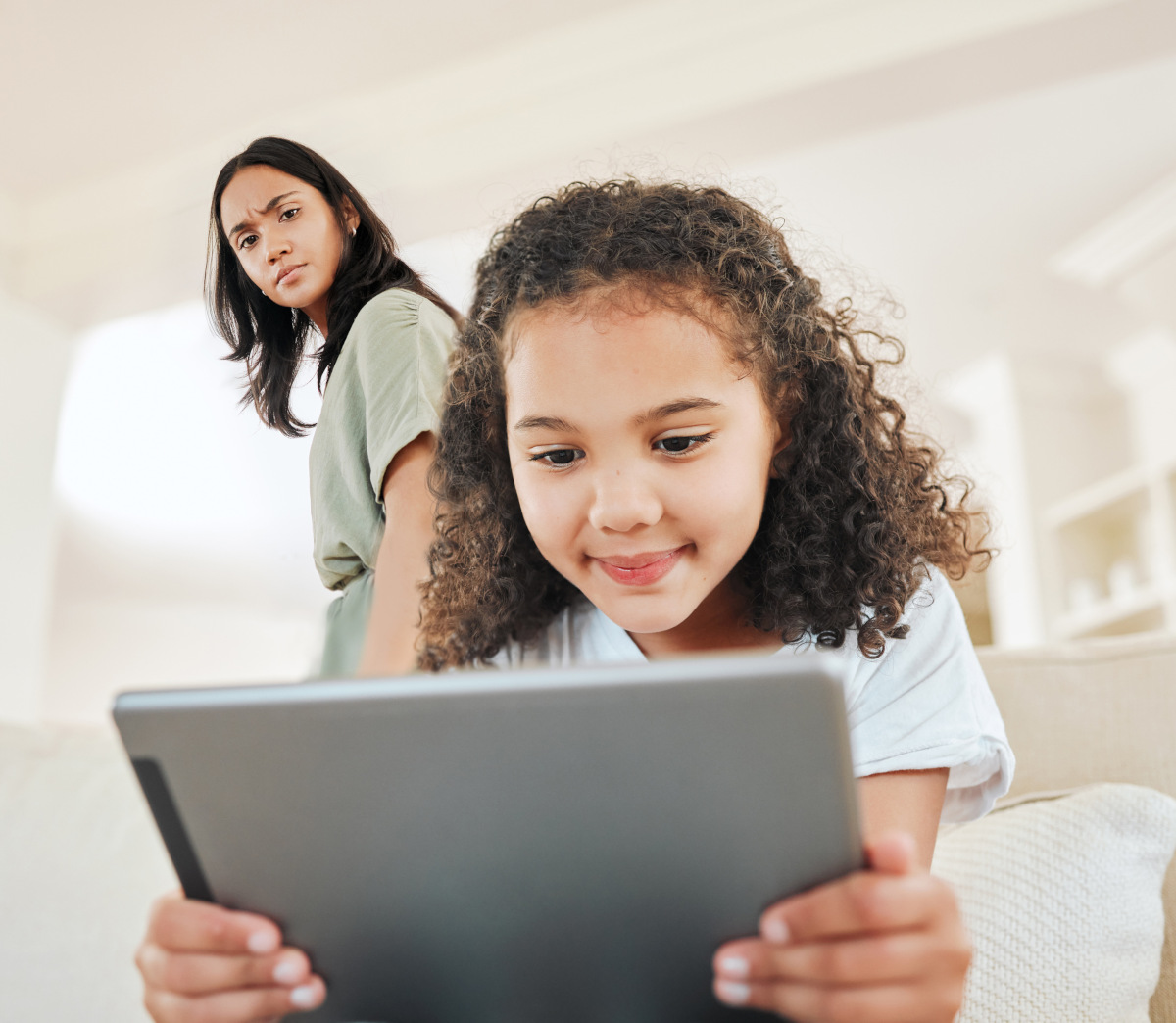 Tablette enfant : à quel âge la donner et quelles règles mettre en place en 2026 ?