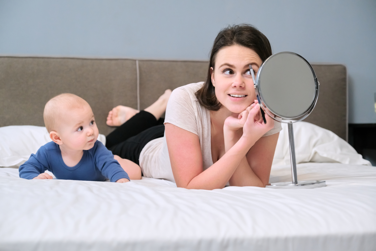 Yeux fatigués après les nuits avec bébé : 3 astuces pro de maquillage pour paraître reposée