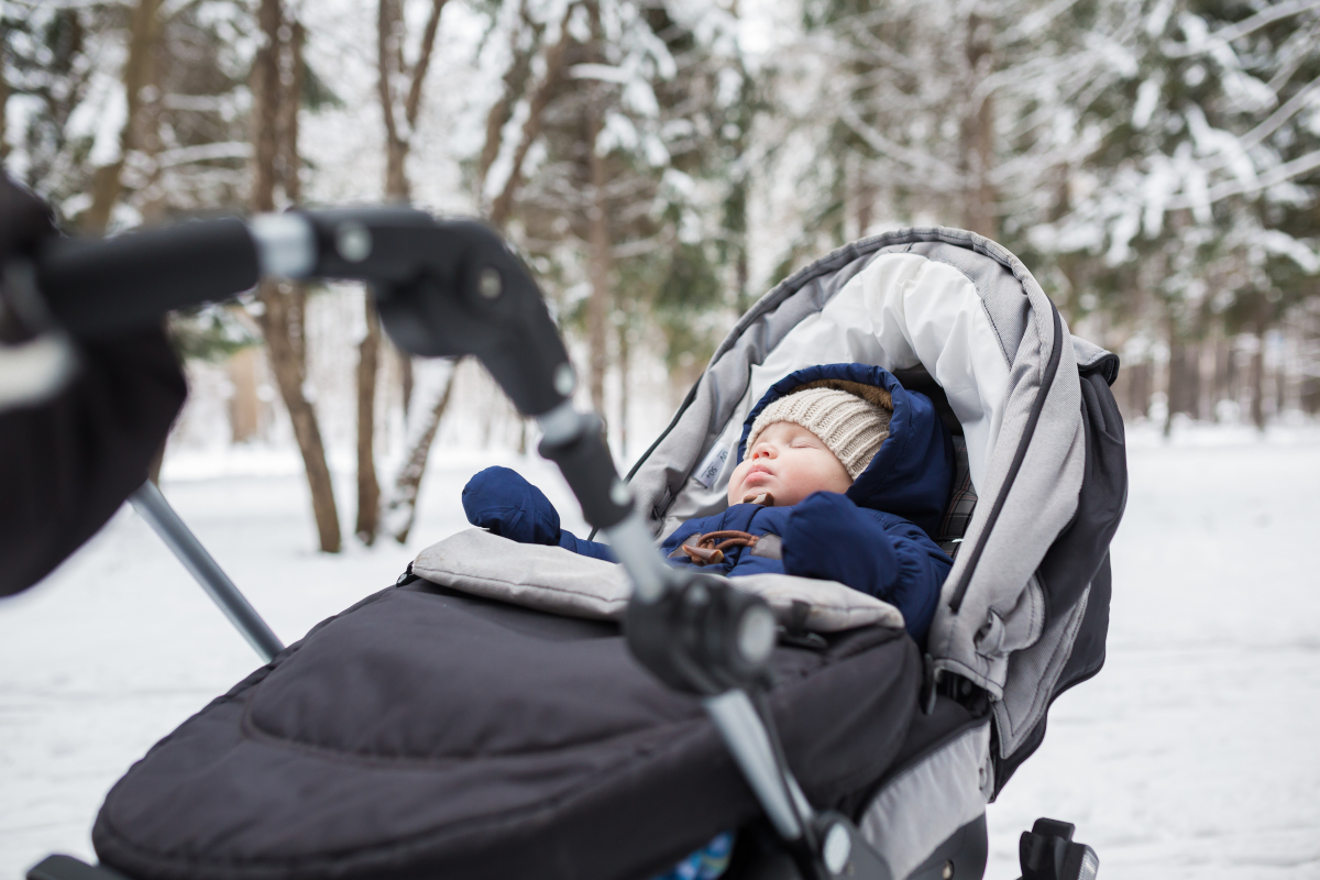 Sieste de bébé dehors en hiver