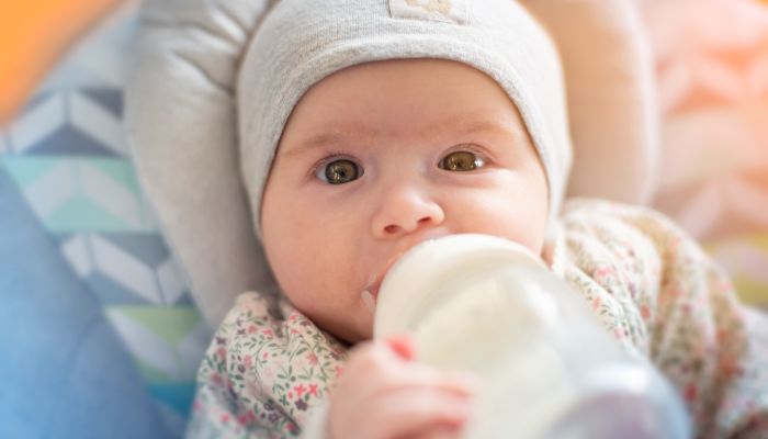 bébé qui boit son biberon de lait bébé qui boit son biberon de lait